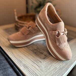 Dolce Vita size 7, suede platform sneaker